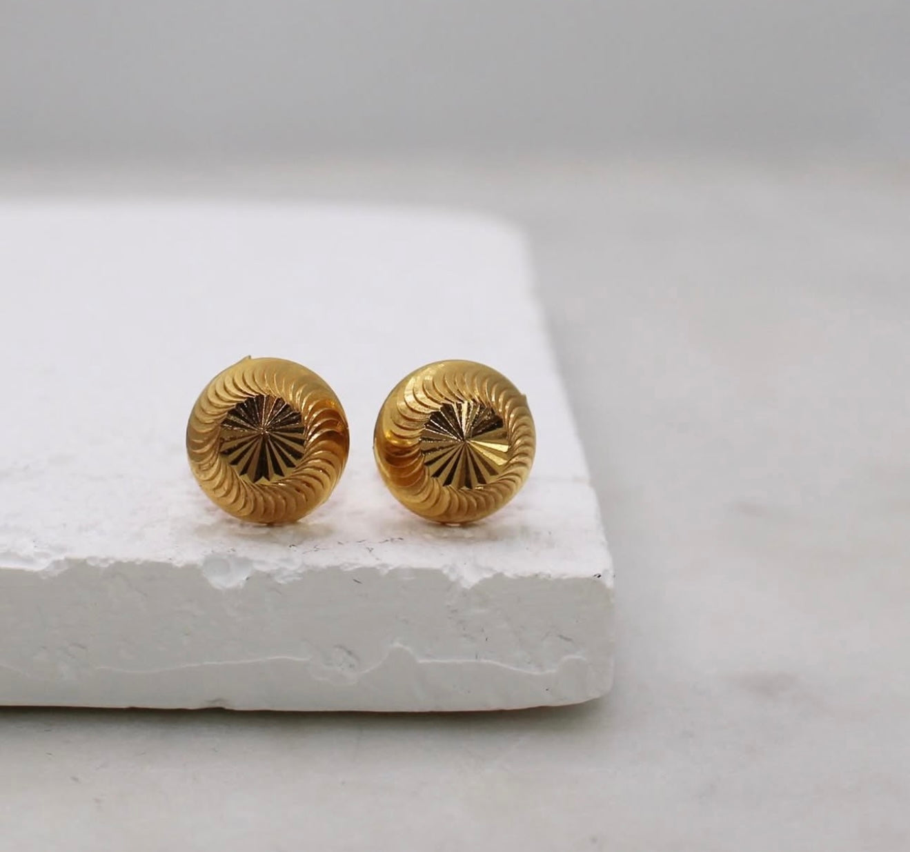 Round Hollow Studs