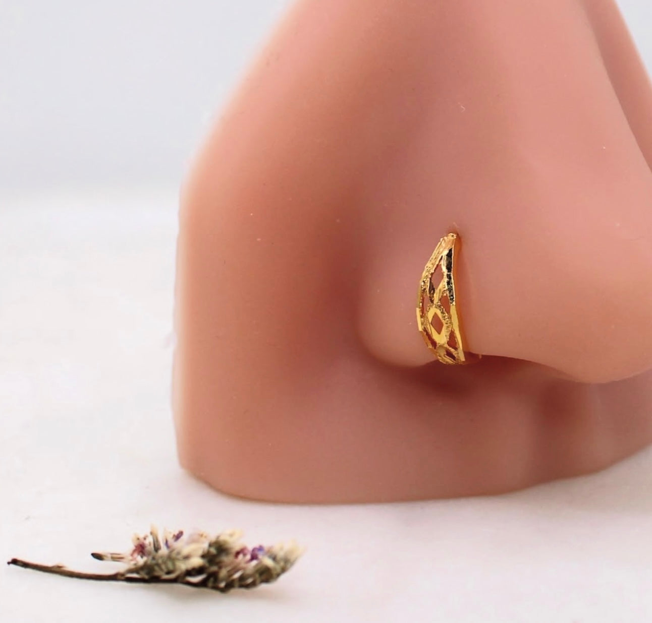9mm Diamond-shaped Detailed Hoop
