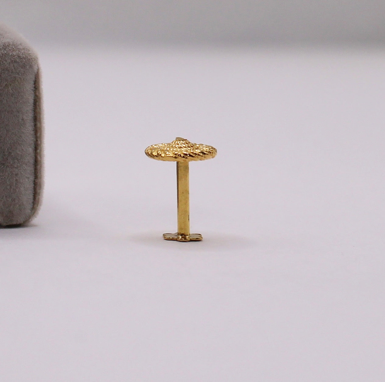 Antique-look Stud