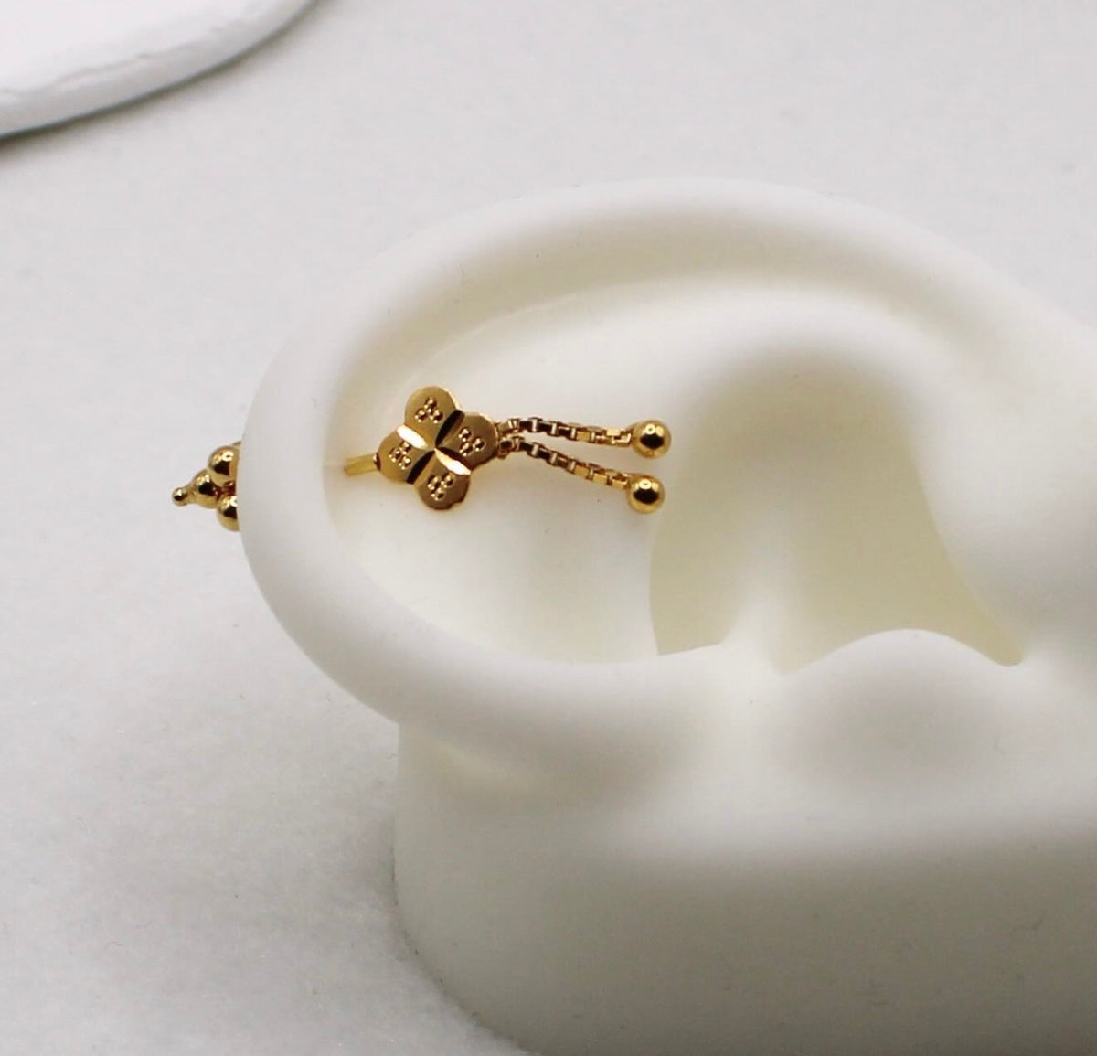 Clover Vertical Helix Stud