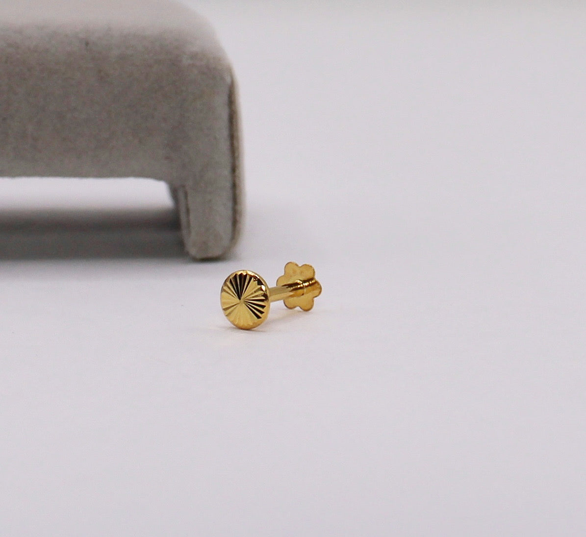 Flat Detailed Stud