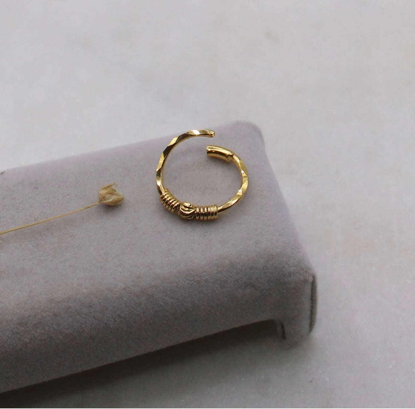 Spiral Single Bead Hoop (9mm)
