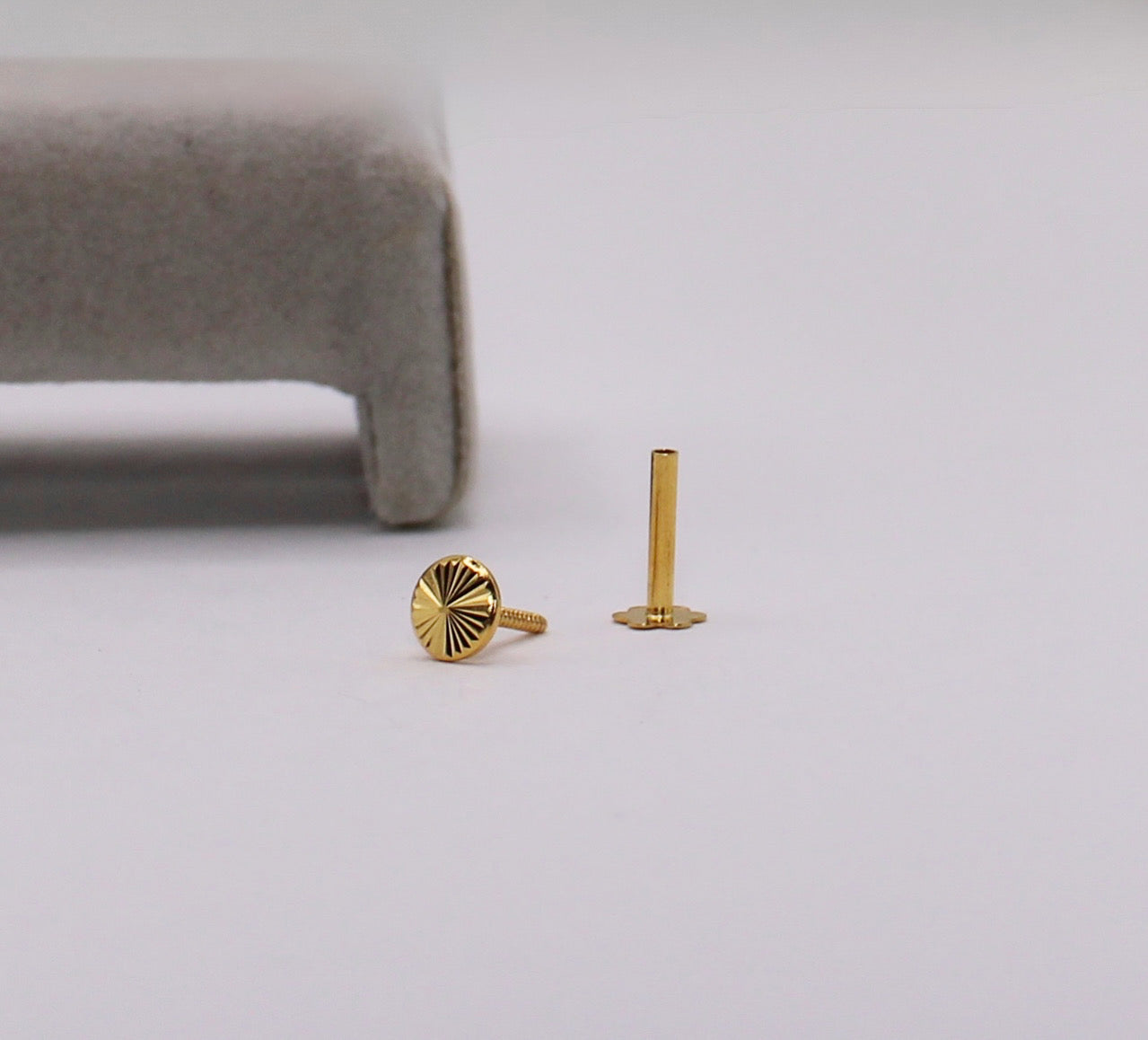 Flat Detailed Stud