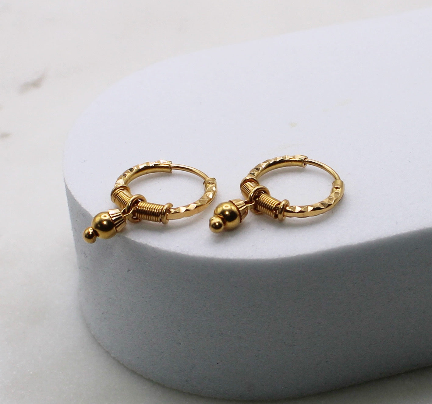 Solid Detail Hoops | 22carat