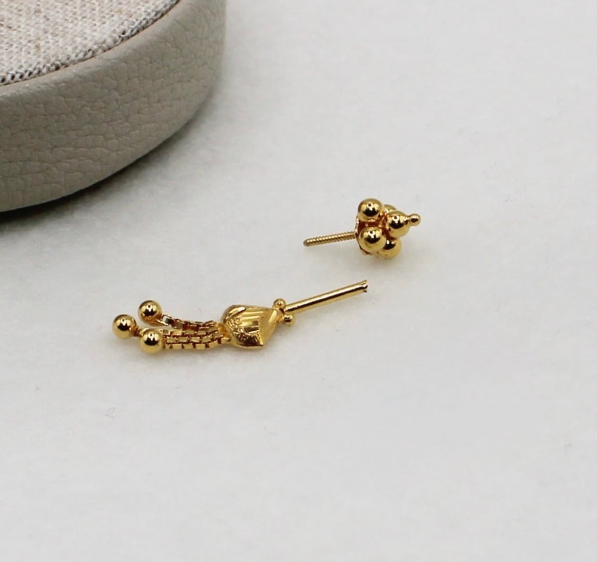 Vertical Helix Chain Stud