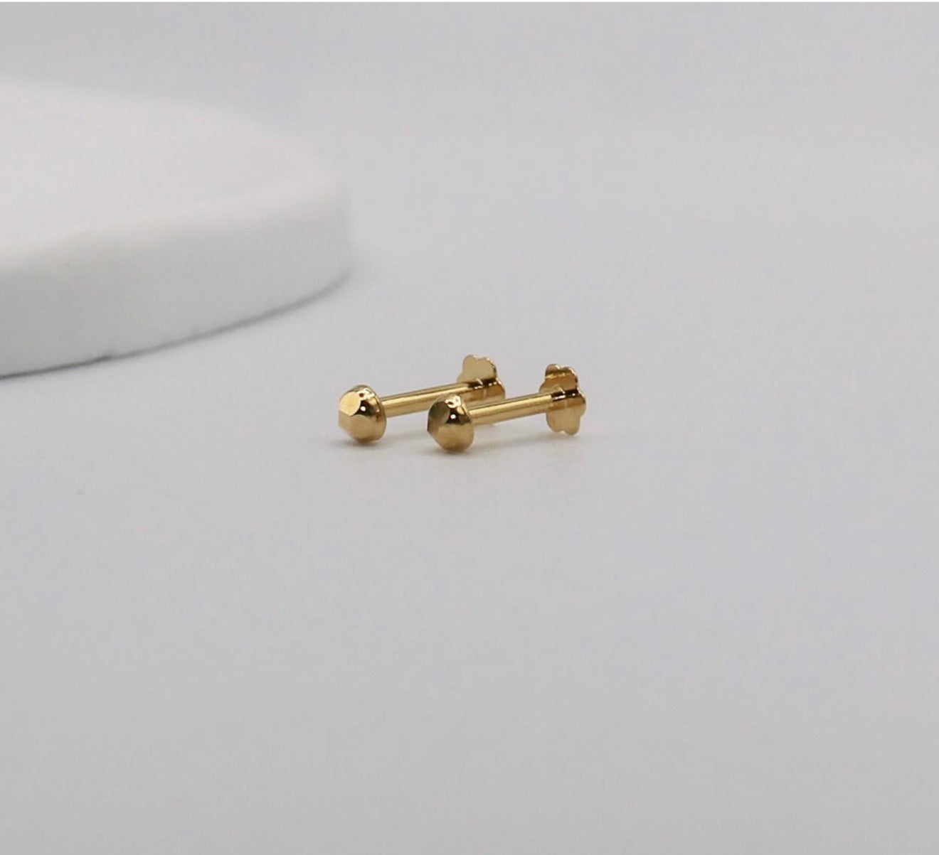 2.5mm Diamond Cut Studs | 18carat