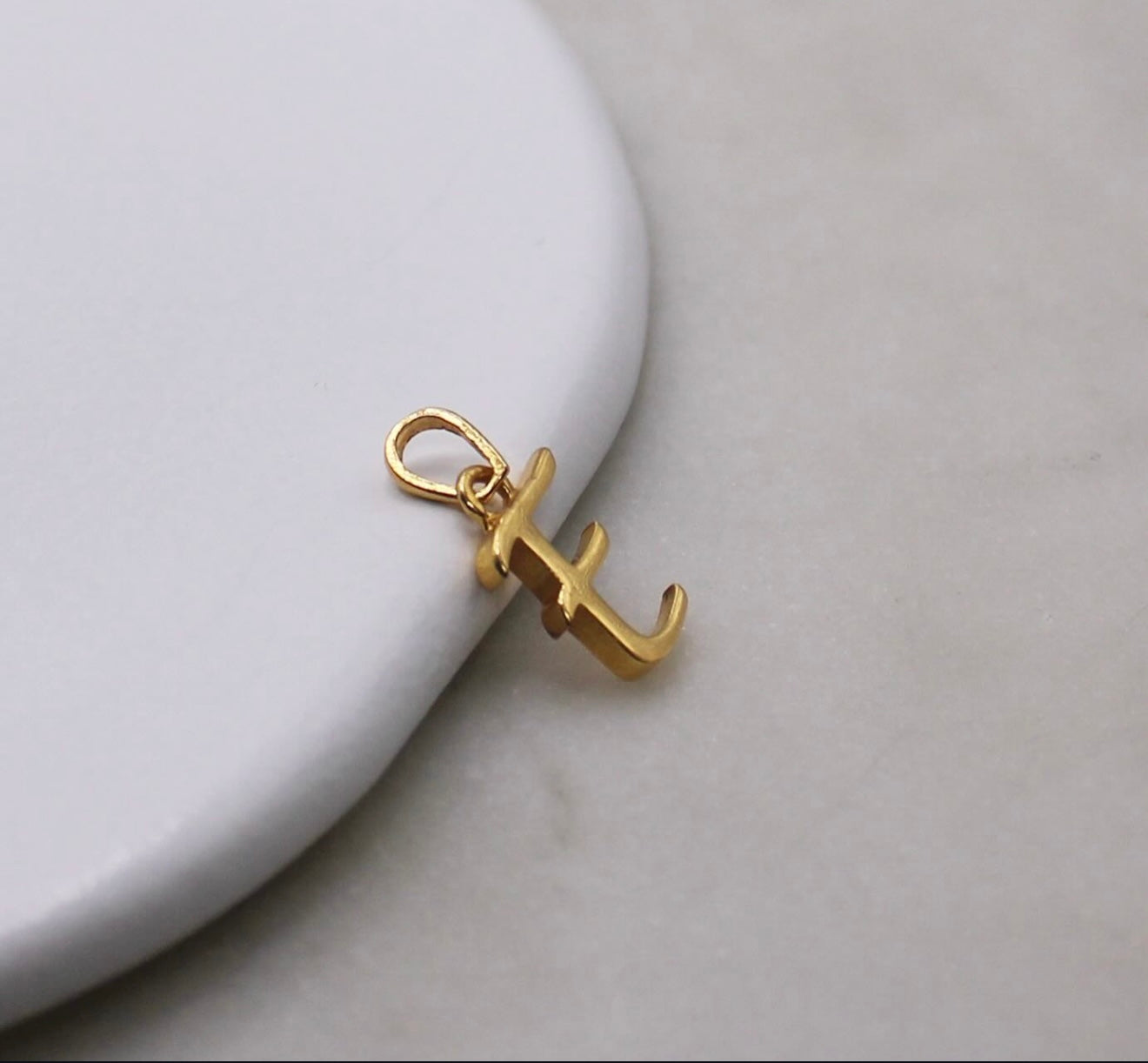 Small 22carat Initial ‘E’ Pendant