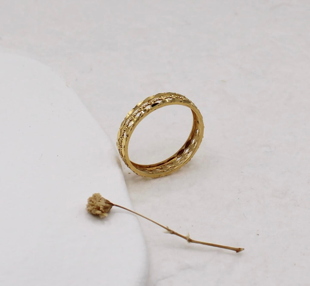 Shiny Detailed Band Ring