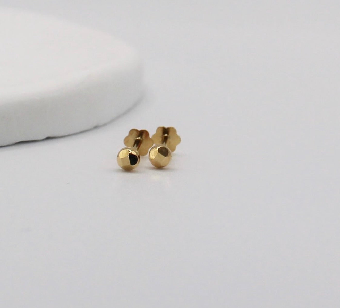 2.5mm Diamond Cut Studs | 18carat