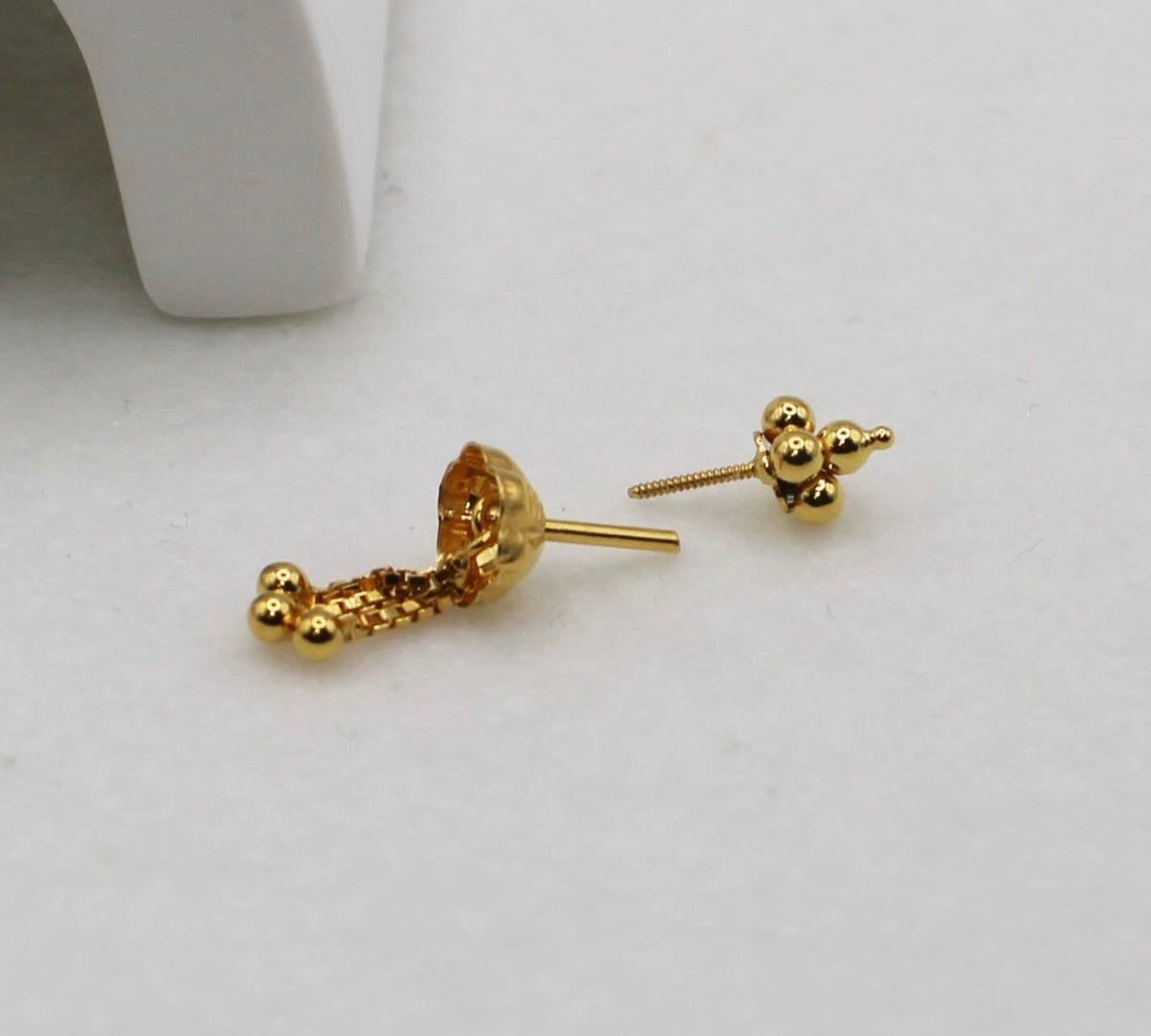 Chain Detail Vertical Helix Stud
