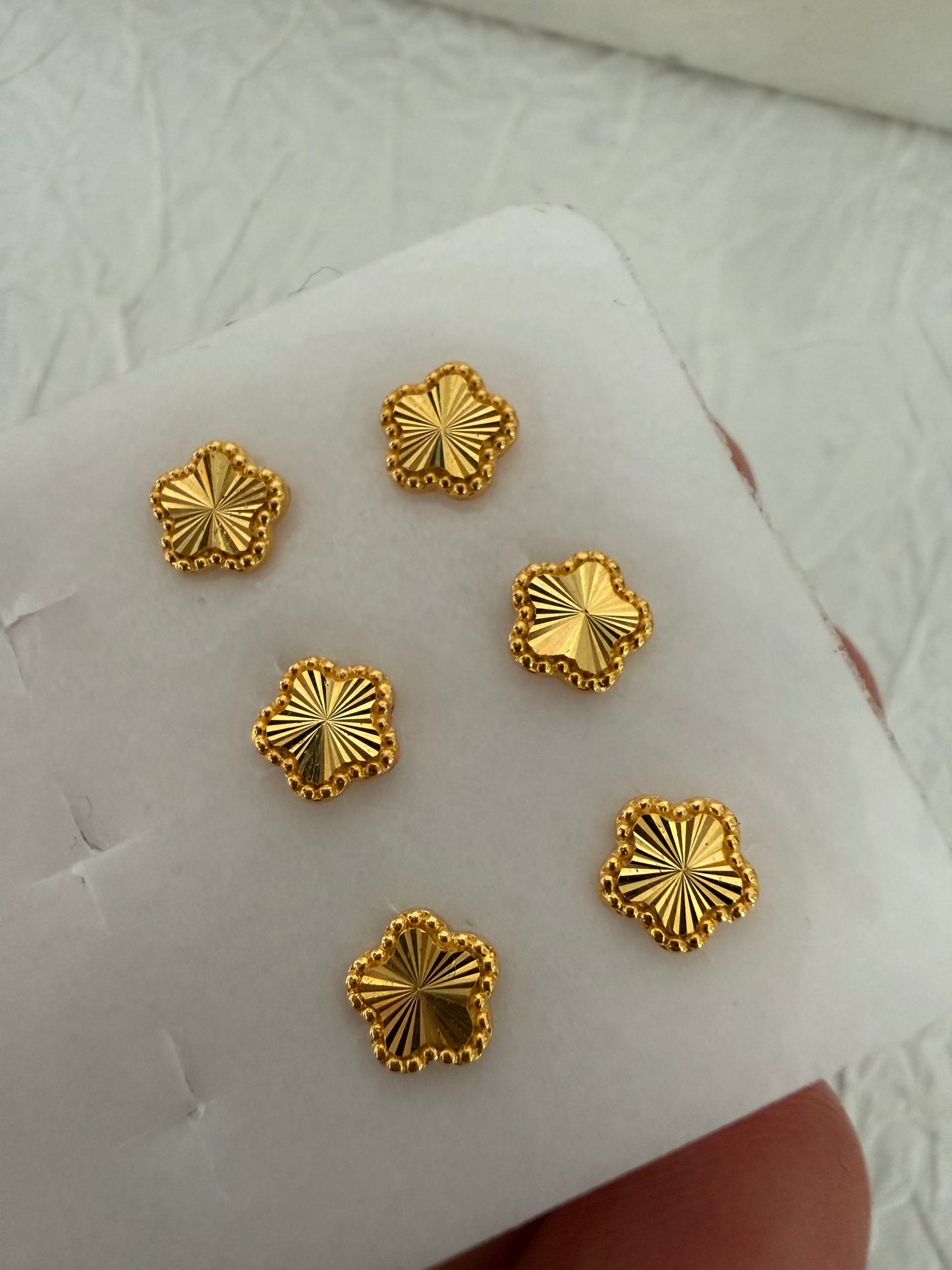 Dotted Flower Stud | 5 leaves