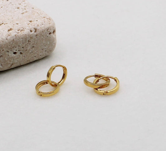 Minimal Plain Huggies | 18carat