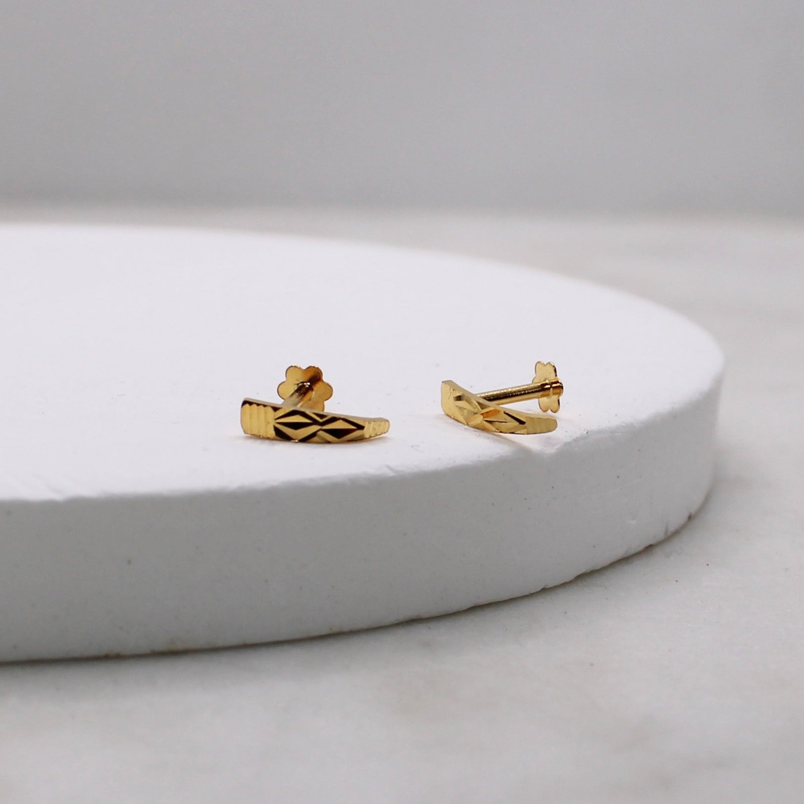 Diamond-cut Detailed Long Studs