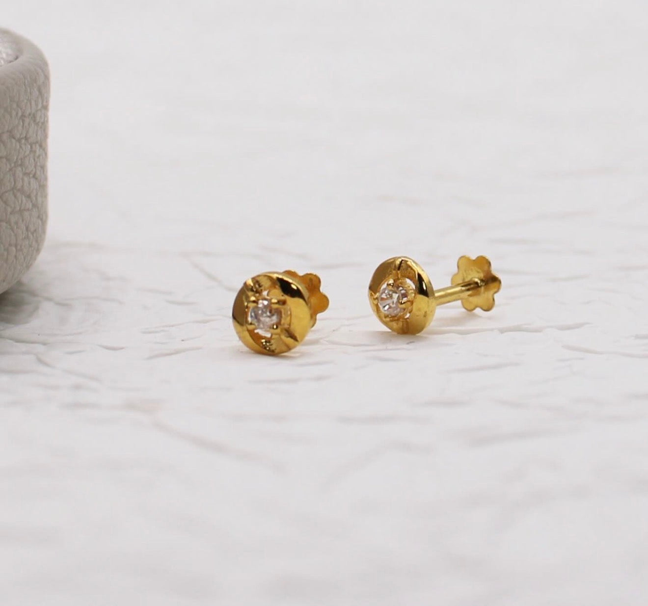 Simple Sparkle Studs | 4.5mm
