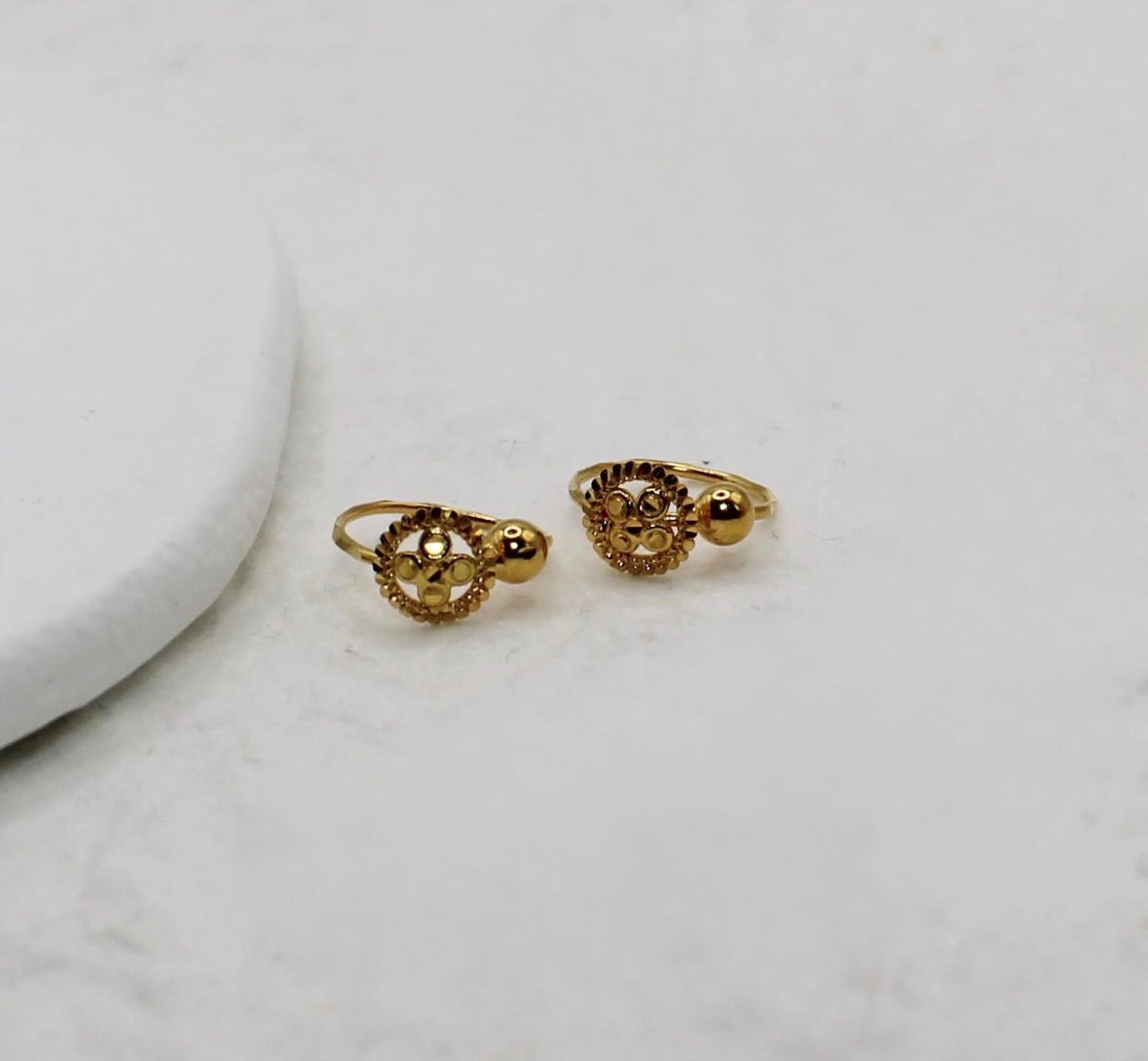 Small Round Detailed Huggies | 9mm