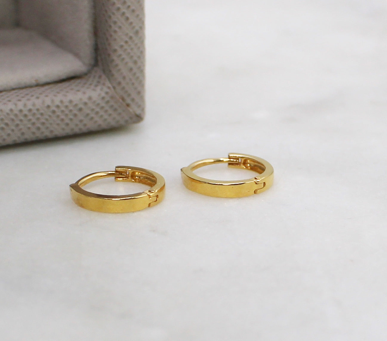 Minimalist Plain Huggies