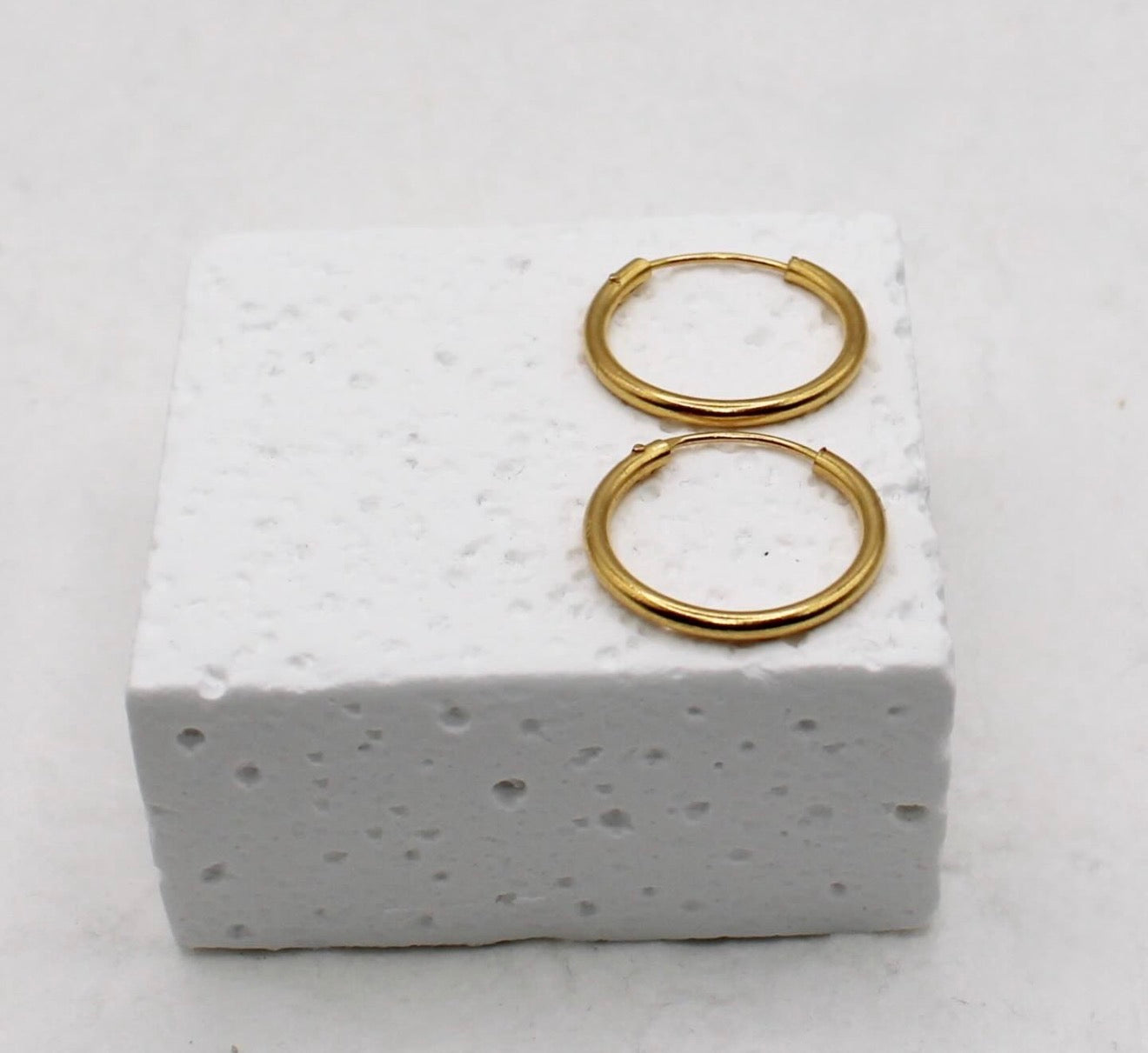 Minimal 22carat Hoops | 16.5mm