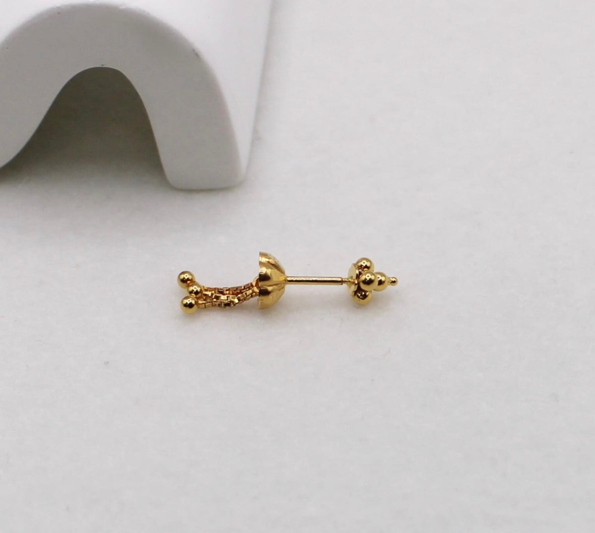 Chain Detail Vertical Helix Stud