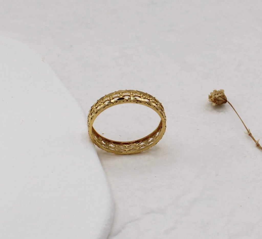 Shiny Detailed Band Ring