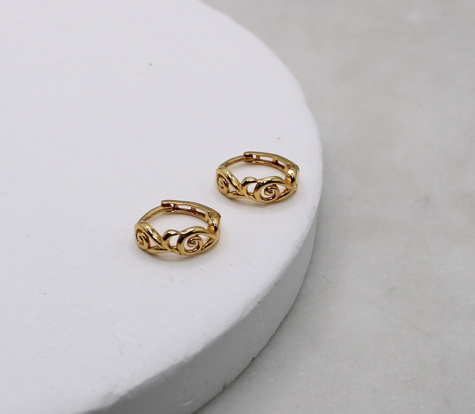 Swirly Detailed Huggies | 8.5mm