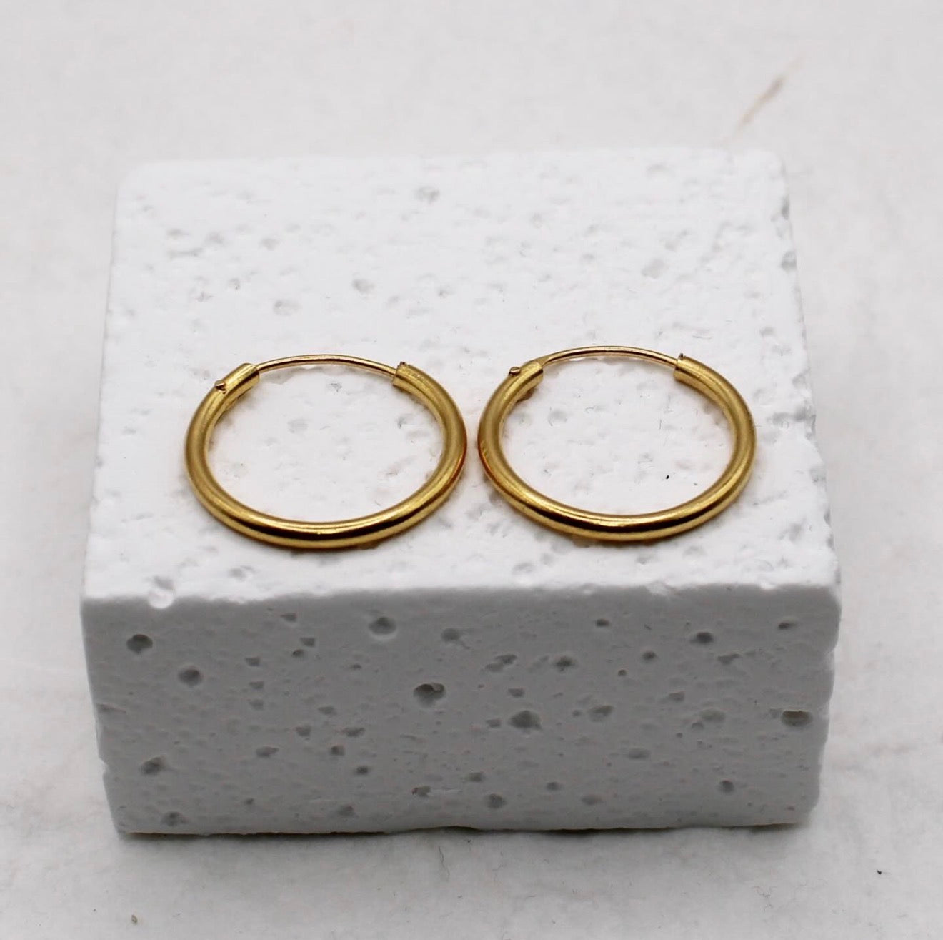 Minimal 22carat Hoops | 16.5mm