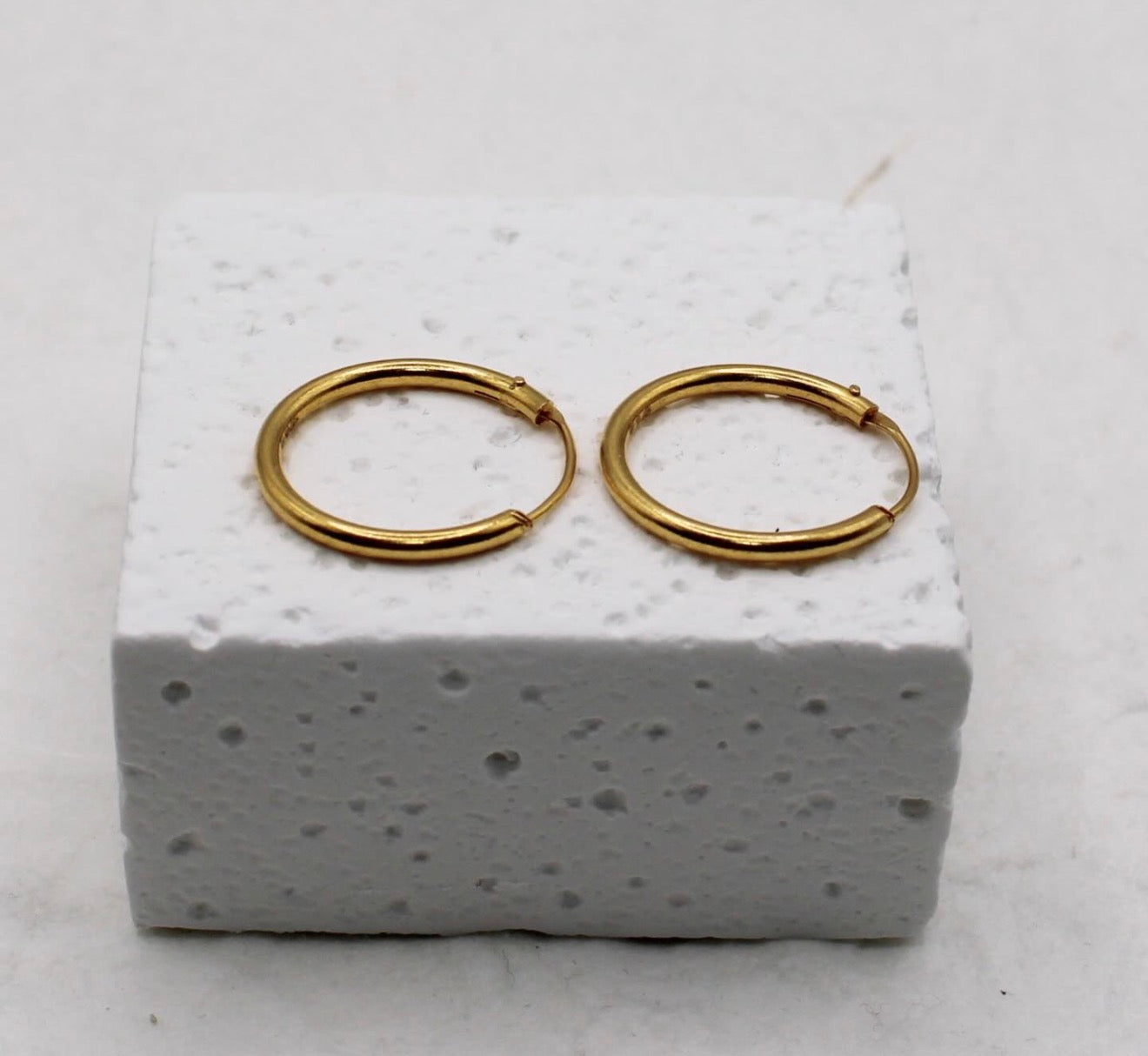 Minimal 22carat Hoops | 16.5mm