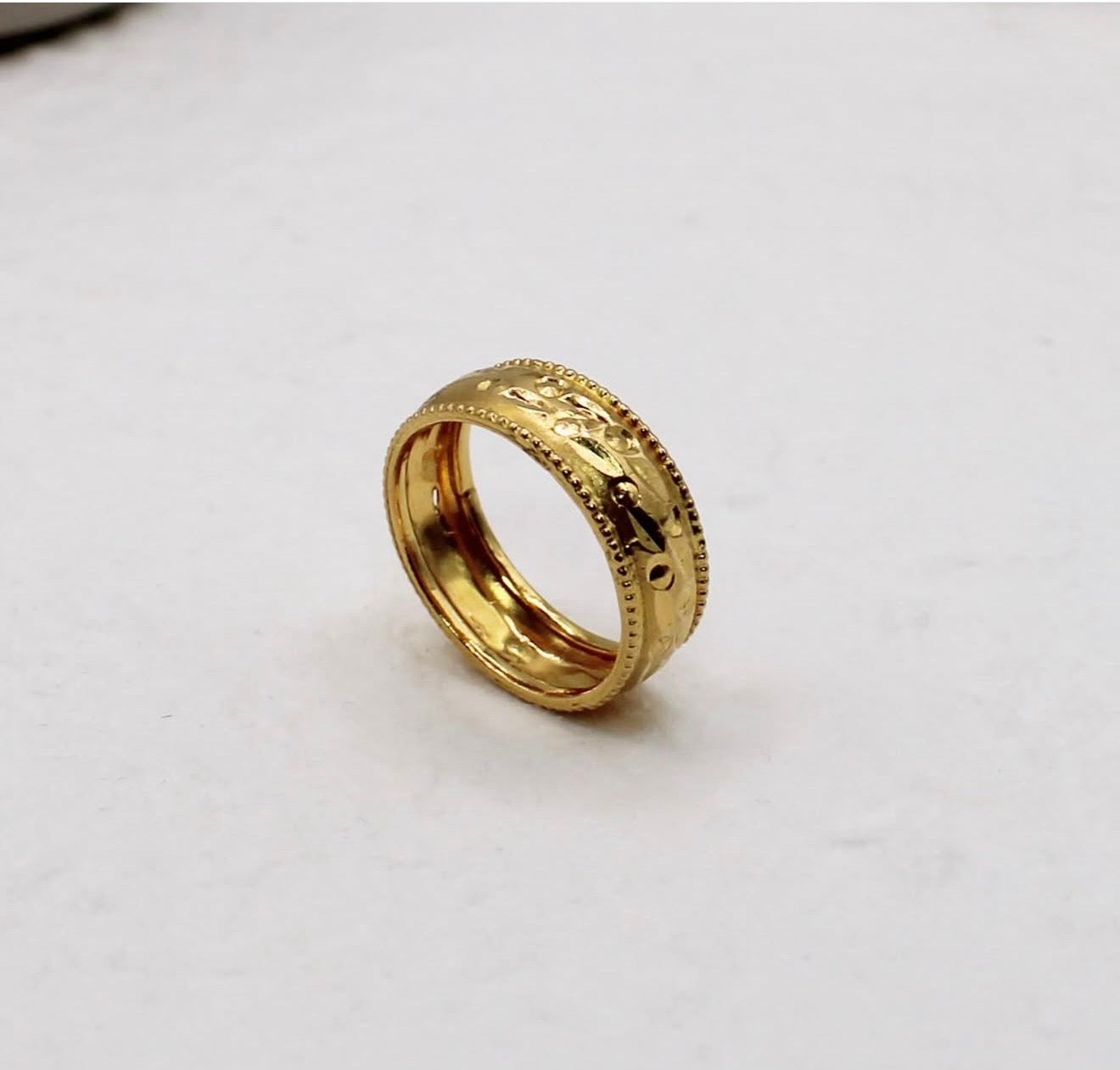 Light Detailed Band Ring