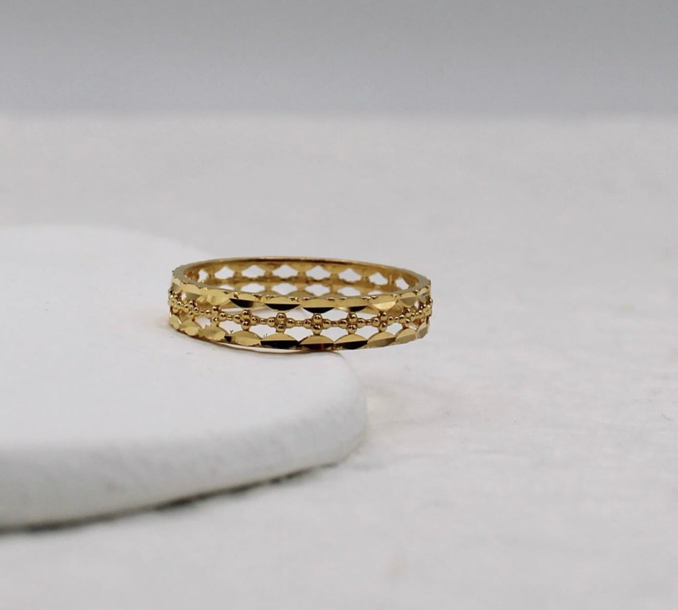 Shiny Detailed Band Ring