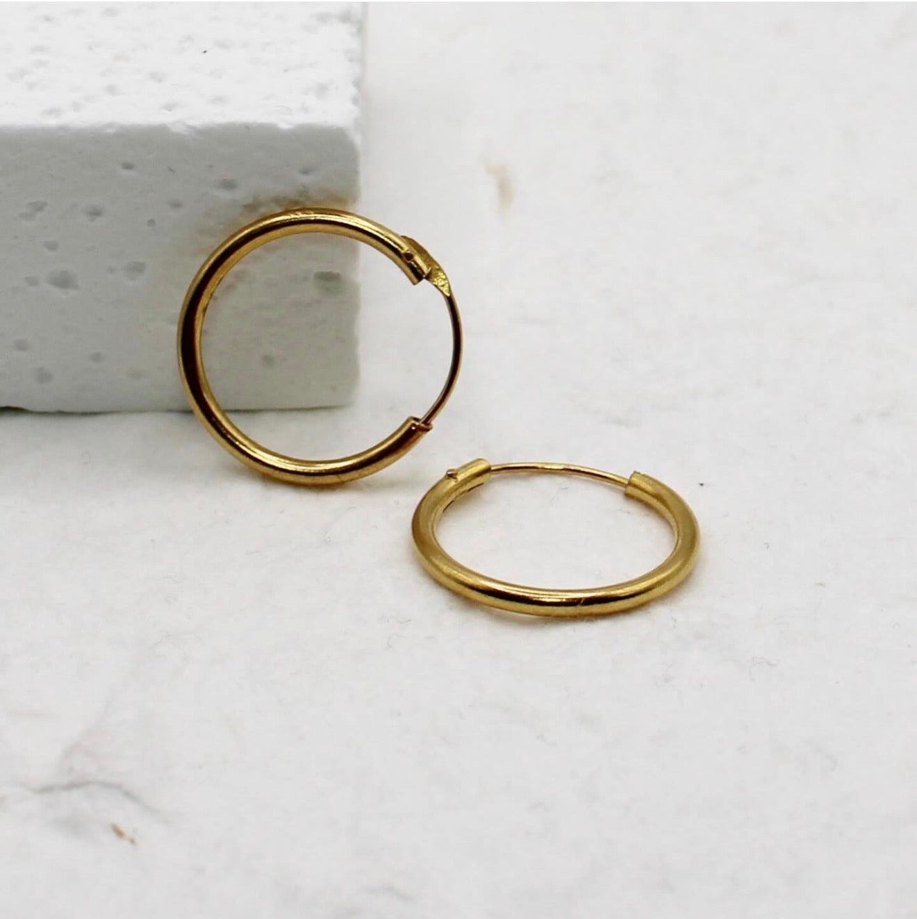 Minimal 22carat Hoops | 16.5mm