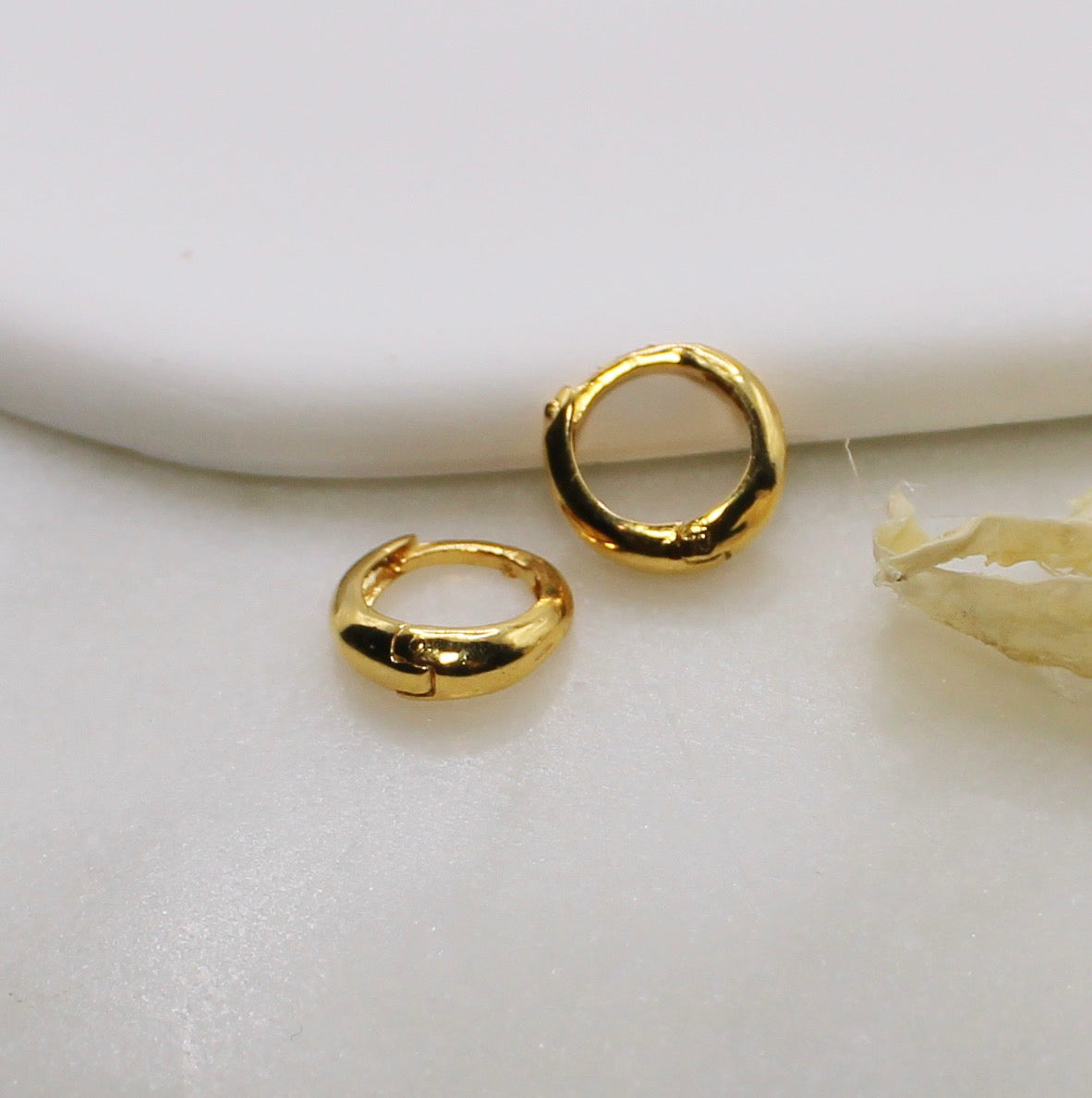 Tiny Curve Huggies | 6.5mm