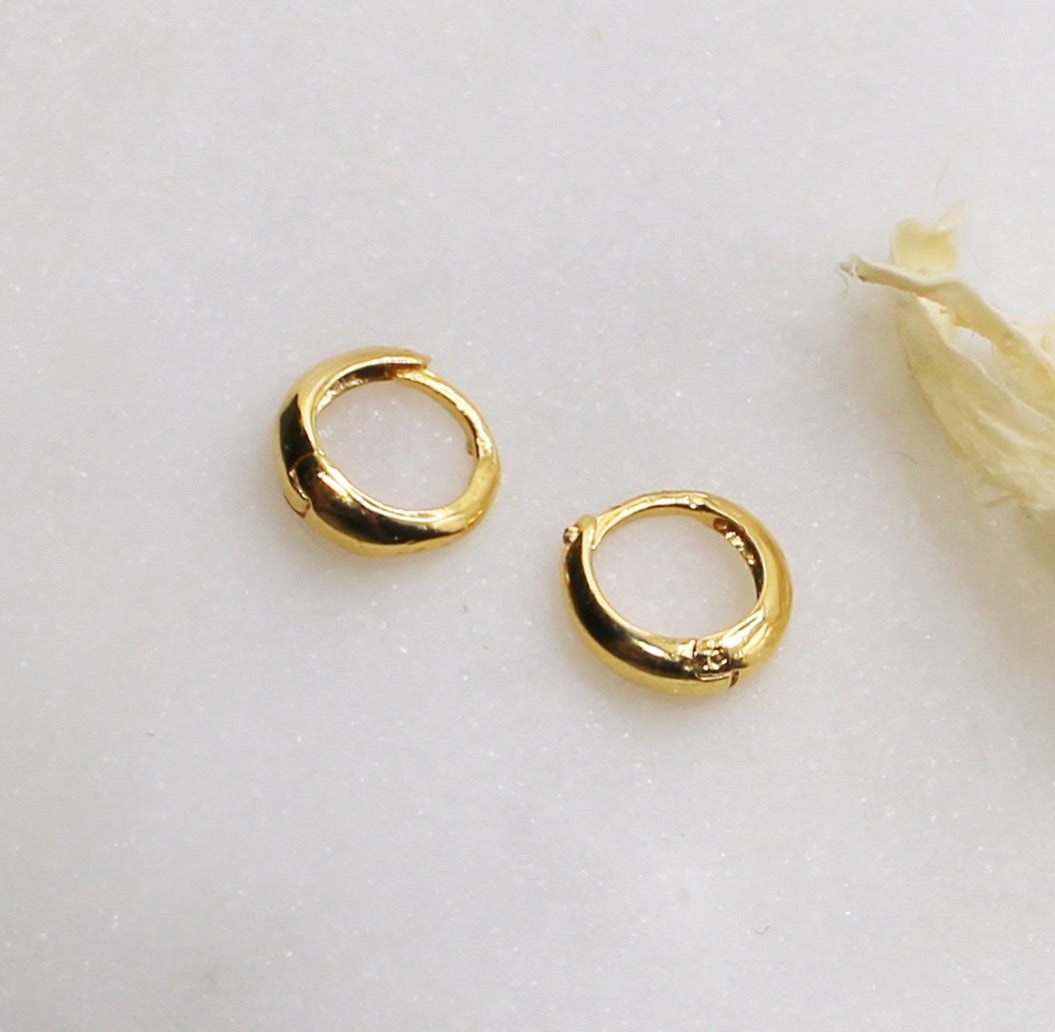 Tiny Curve Huggies | 6.5mm